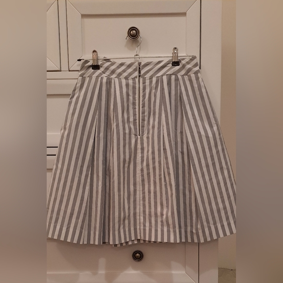 CUE Grey & White Striped Pleated Skirt - Picture 3 of 7